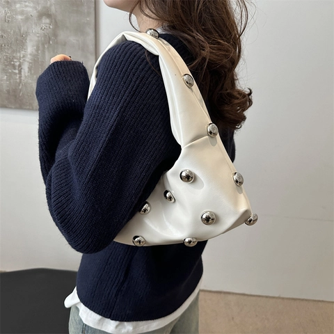 Sac à Épaule Femme Grande Capacité en Cuir PU Brillant Avec Rivets à Sphère Argentée Sac d'Aisselle Plissé Mode pour Quotidien