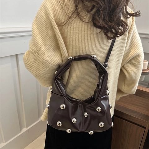 Damen Shiny PU Leder Hobo Bag Geraffte Unterarm Schultertasche Mit Großen Silbernen Ball Nieten Magnetschnalle Tote