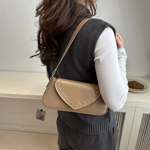 Borsa a Tracolla Baguette in Pelle PU Retrò da Donna Alla Moda con Borchie Borsa Sottobraccio di Grande Capacità