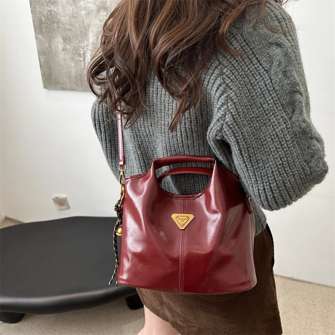 Retro PU Leather Large Shoulder Bag Women Minimalist Glossy Tote Handbag With Metal Triangle Logo Crossbody Commuting Purse