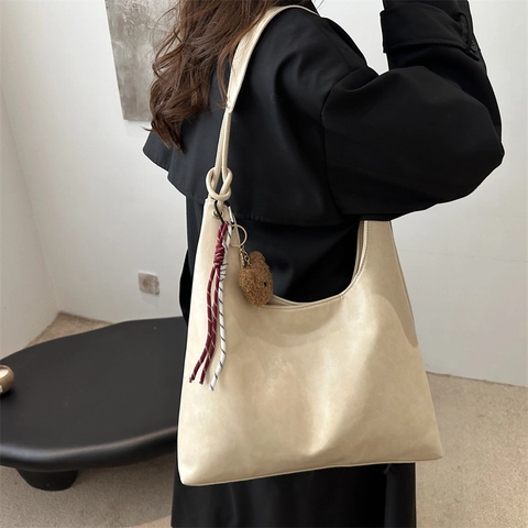 Vintage Large Capacity PU Leather Tote Bag For Women Retro Solid Color Casual Shoulder Bag With Cute Bear Charm For Travel