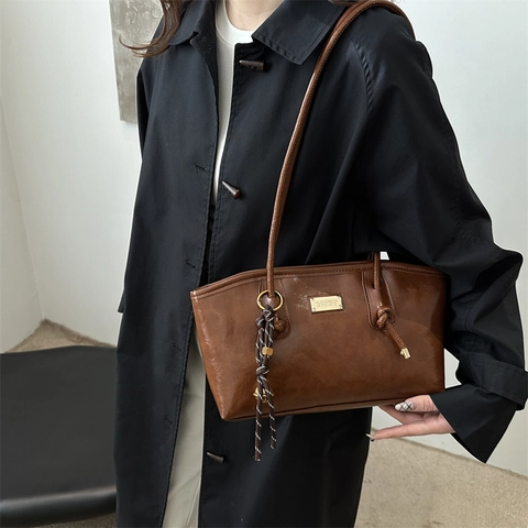 French Retro Women PU Leather Underarm Shoulder Bag Fashion Solid Color Large Capacity Commuter Tote With Metal Plate