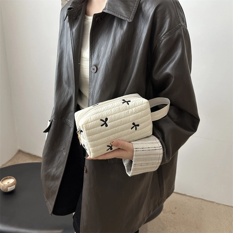 Neceser de Nailon Acolchado para Mujer Bordado de Lazo Bolsa de Almacenamiento de Cosméticos Portátil con Cremallera Clutch de Viaje