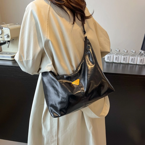 Bolso de Hombro Hobo para Mujer de Gran Capacidad Bolso Tote de Cuero PU Retro Con Logo Triangular Bolso de Moda para Viaje Diario