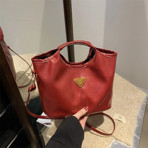 Borsa a Spalla da Donna in Pelle PU Vintage Retro Grande Capacità Tote Borsa a Tracolla Con Decorazione Metallica a Triangolo Rovesciato
