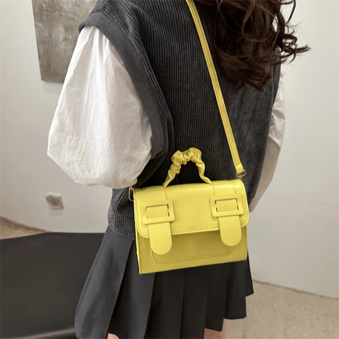 Minimalistische PU Leren Dames Schoudertas Met Geplooide Scrunchie Handgreep Dubbele Gesp Flap Woon-werkverkeer Crossbodytas
