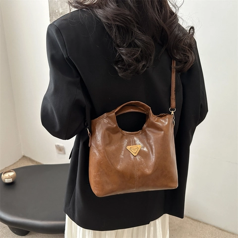 Borsa a Spalla da Donna in Pelle PU Vintage Retro Grande Capacità Tote Borsa a Tracolla Con Decorazione Metallica a Triangolo Rovesciato