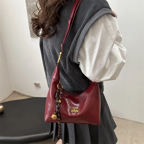 Vintage Women PU Leather Crescent Shoulder Bag Trendy Hobo Underarm Bag With Metal Letter Design Stitched Stylish Handbag