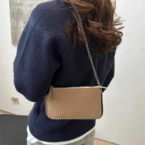 Women Vintage Woven PU Leather Shoulder Bag Trendy Woven Chain Crossbody Bag With Rivet Detail Small Envelope Square Purse
