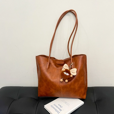 Bolso Tote de Cuero PU Retro para Mujer Gran Capacidad Minimalista Bolso de Hombro Bolso de Axila Con Colgante de Peluche Color Sólido Bolso de Moda