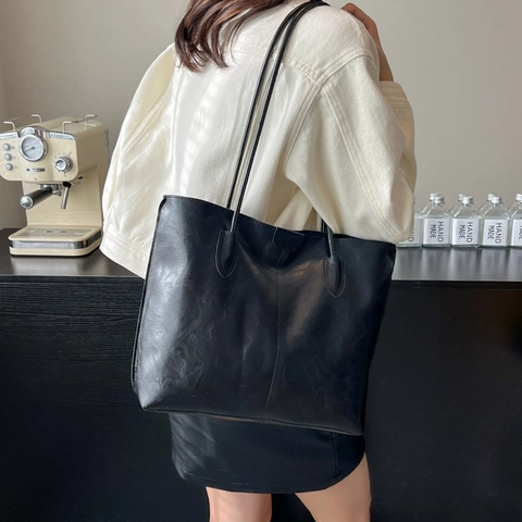 Bolso Tote de Cuero PU Retro para Mujer Gran Capacidad Minimalista Bolso de Hombro Bolso de Axila Con Colgante de Peluche Color Sólido Bolso de Moda