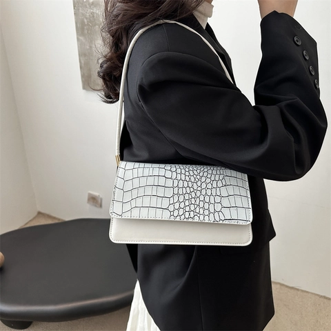 Urban Simple Women PU Leather Crocodile Pattern Shoulder Bag Vintage Underarm Bag With Gold Tone Hardware Daily Fashion Purse