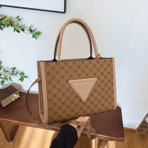Vintage Monogram Print Schoudertas Voor Dames Grote Capaciteit Nylon Tote Bag Met Verstelbare Riem Driehoek Decor Handtas