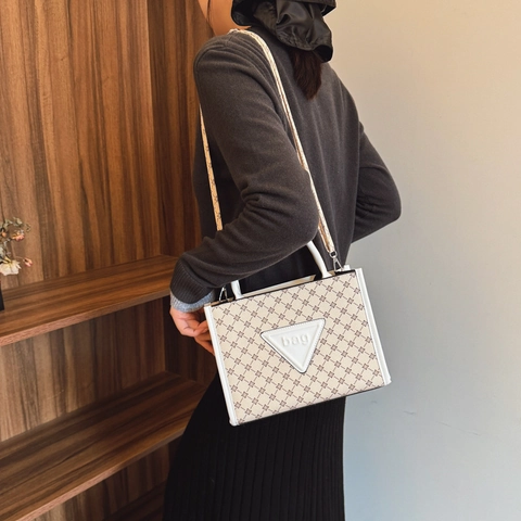 Vintage Monogram Print Schoudertas Voor Dames Grote Capaciteit Nylon Tote Bag Met Verstelbare Riem Driehoek Decor Handtas