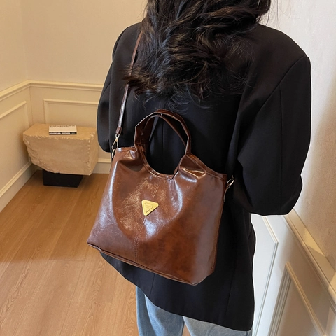 Damen Stilvolle PU Leder Beuteltasche Minimalistische Schulter Umhängetasche Mit Metall Dreieck Logo Büro Damen Pendeltasche