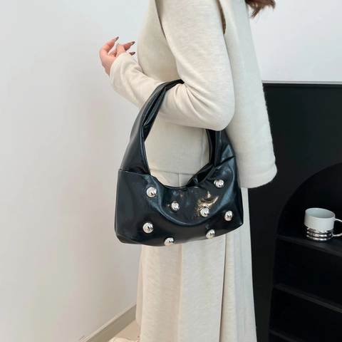 Bolso de Hombro de Media Luna de PU para Mujer con Tachuelas de Bola de Metal Remache de Plata Bolso de Axila Moda Color Sólido