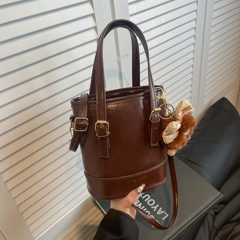 Damen Retro PU Leder Eimertasche Minimalistische Schultertasche Mit Großer Kapazität Und Abnehmbarem Plüsch Monster Anhänger Handtasche