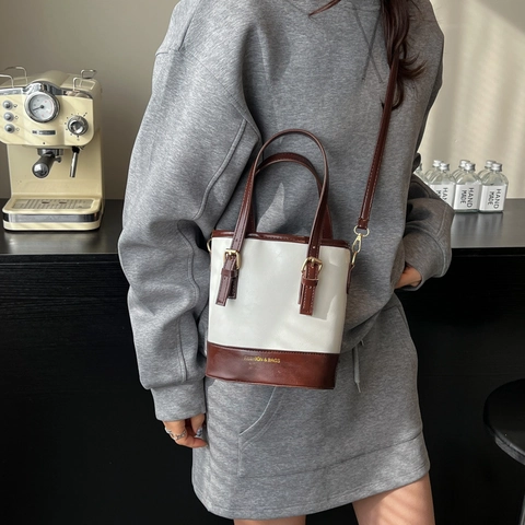 Damen Retro PU Leder Eimertasche Minimalistische Schultertasche Mit Großer Kapazität Und Abnehmbarem Plüsch Monster Anhänger Handtasche