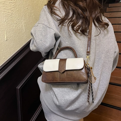 Damen Farbblock PU Leder Schultertasche Urban Minimalistisch Kontrast Quadratische Umhängetasche Mit Anhänger Täglich Pendeltasche