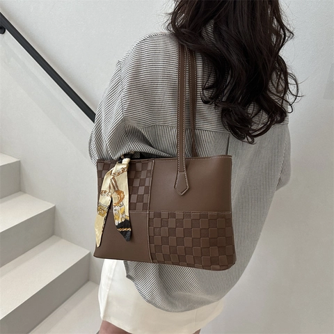 Borsa Tote da Donna in Pelle PU di Grande Capacità Borsa a Spalla con Motivo a Scacchiera e Decorazione Foulard in Raso