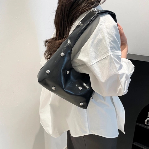 Mode Damen PU Leder Schultertasche Chic Nieten Achseltasche Hobo Tasche Große Kapazität Einfache Crossbody Handtasche Alltag