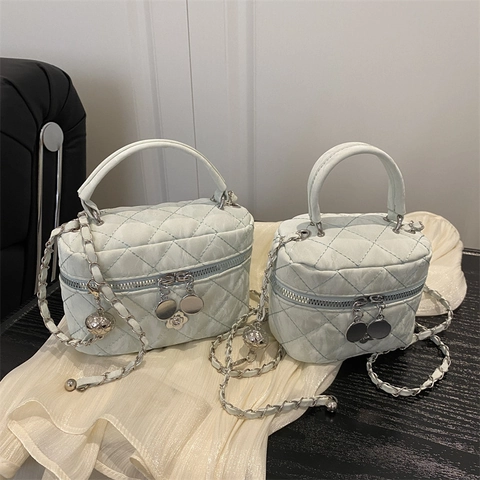Damen Gesteppt PU Leder Kette Umhängetasche Kamelie Anhänger Box Kosmetiktasche Elegant Pendler Mode Crossbody Handtasche
