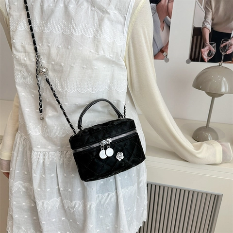 Damen Gesteppt PU Leder Kette Umhängetasche Kamelie Anhänger Box Kosmetiktasche Elegant Pendler Mode Crossbody Handtasche
