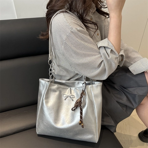 Damen Große Kapazität Kunstleder Tragetasche Mit Metall Schleife Dekor Pendler Schultertasche Kettengurt Faltenstruktur Tasche