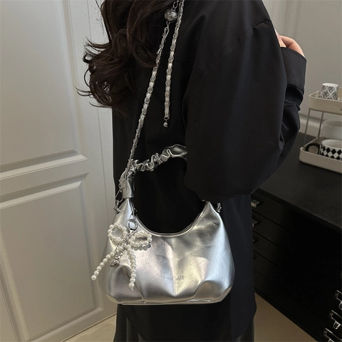 Borsa Hobo Cloud in Pelle PU Con Manico Increspato per Donna Ciondolo Fiocco di Perle Artificiali Borsa a Tracolla a Catena