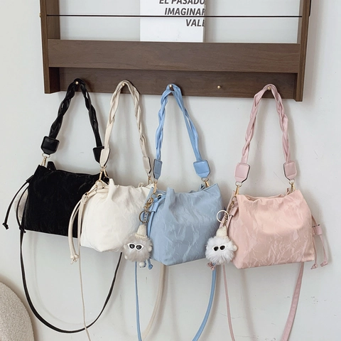Bolso Cubo de Cuir PU Plisado para Mujer Minimalista Casual Textura Arrugada Bolso de Hombro Con Colgante de Monstruo de Peluche Bolso de Mano Bandolera