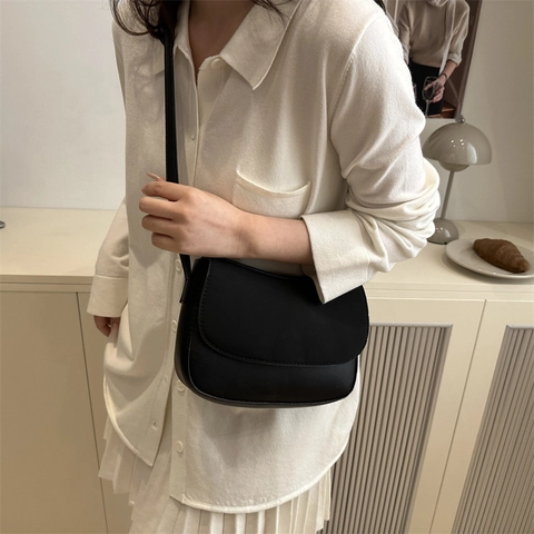 Borsa a Tracolla da Donna Minimalista in Pelle PU Grande Capacità Stile Urbano con Cuciture e Patta Borsa a Spalla Quotidiana