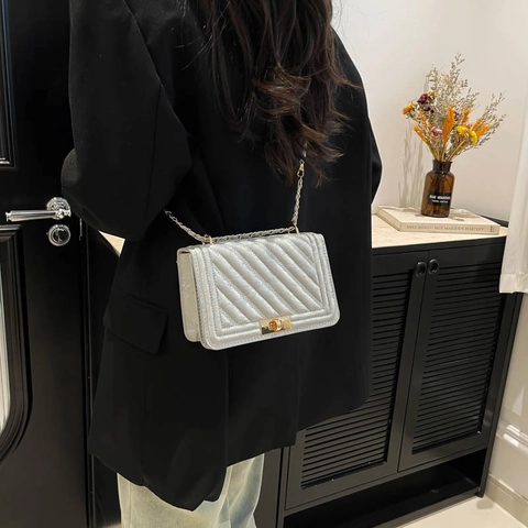 Women Quilted Chain Shoulder Bag PU Leather Small Square Crossbody Bag With Metal Lock Simple Fashion Quilted Handbag