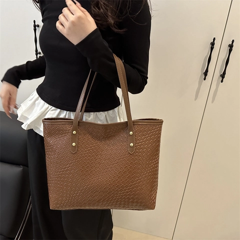 Damen Große Kapazität Tragetasche Geflochtene Textur Schultertasche Mode Pendeln Handtasche Mit Nieten Dekor Lässige Tasche