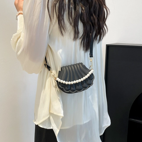 Women Aesthetic Shell Shaped Mini Crossbody Bag Pleated PU Leather Pearl Chain Shoulder Bag Fashion Daily Handbag Gold Hardware