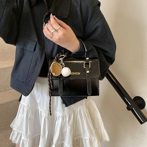 Britisches Retro Stil Damen PU Leder Quadratische Schultertasche Mode Buchstaben Umhängetasche Mit Baseball Anhänger Taschen