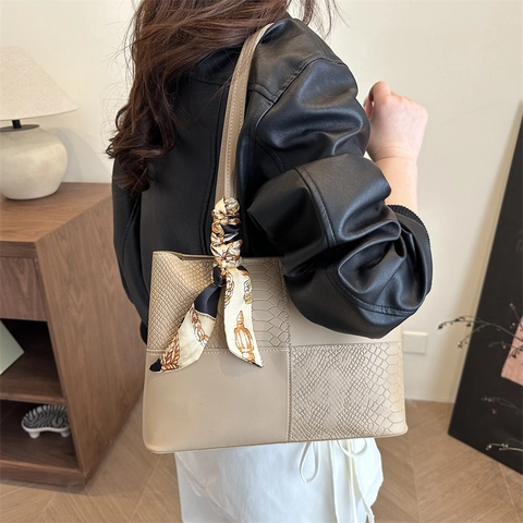 Damen Patchwork Tote Bag Große Kapazität PU Leder Schultertasche Mit Seidenschal Dekor Elegante Pendler Handtasche Für Damen