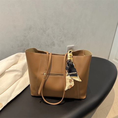 Große Kapazität Damen Kunstleder Tragetasche Mit Bedrucktem Seidenschal Dekor Lässige Pendler Schultertasche Mit Reißverschlussfach Vorne