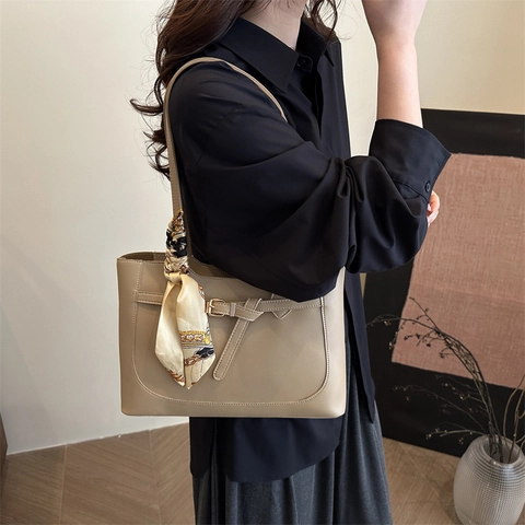 Borsa Tote in Pelle PU Minimalista Urbana da Donna Grande Capacità Borsa a Tracolla Con Sciarpa di Raso Fibbia Borsa