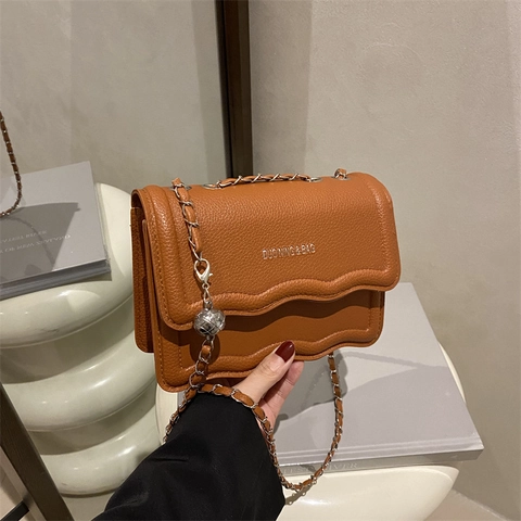 Damen Retro PU Leder Kleine Quadratische Schultertasche Mit Wellenkante Klappe Verstellbarer Kettengurt Umhängetasche Lässige Alltagstasche