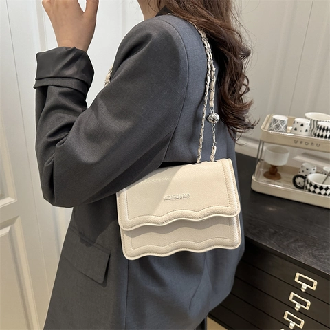Damen Retro PU Leder Kleine Quadratische Schultertasche Mit Wellenkante Klappe Verstellbarer Kettengurt Umhängetasche Lässige Alltagstasche