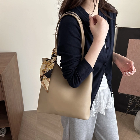 Women Large Capacity PU Leather Tote Bag Urban Minimalist Vintage Shoulder Bag With Decorative Printed Silk Scarf Decoration