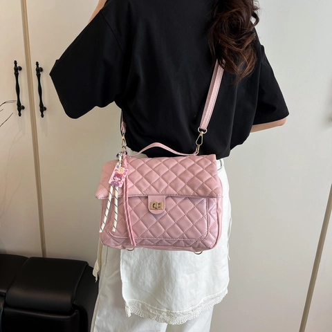Moderne Damen Gesteppte PU Leder Tote Bag Große Kapazität Metallic Schimmer Schultertasche Mit Anhänger Für Alltag Büro Shopping