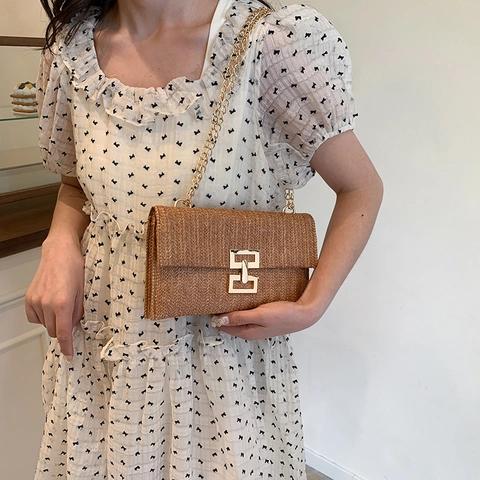 Damen Mode Strohgeflecht Schultertasche Mit Metallkette Riemen Geometrische H-Schnalle Umhängetasche Umschlag Klappe Tasche Für Sommer Urlaub