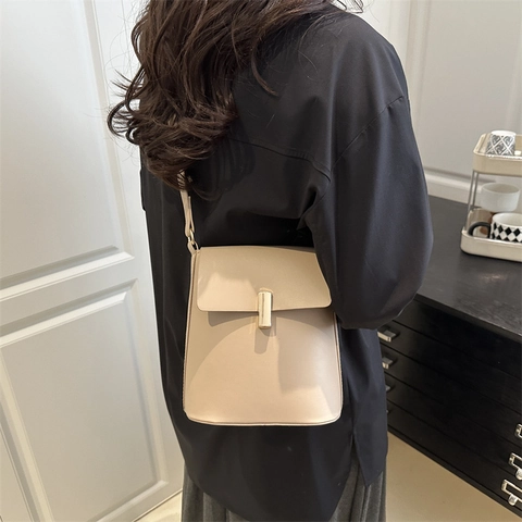 Minimalistische Dames PU Leer Verticale Vierkante Schoudertas Met Gouden Metalen Gesp Effen Kleur Crossbody Kleine Tas