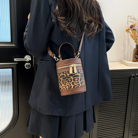 Sac à Épaule Cylindrique Vintage Imprimé Léopard Femmes Cuir PU Toile Épissage Sac Bandoulière Mini Sac Seau Avec Double Fermeture
