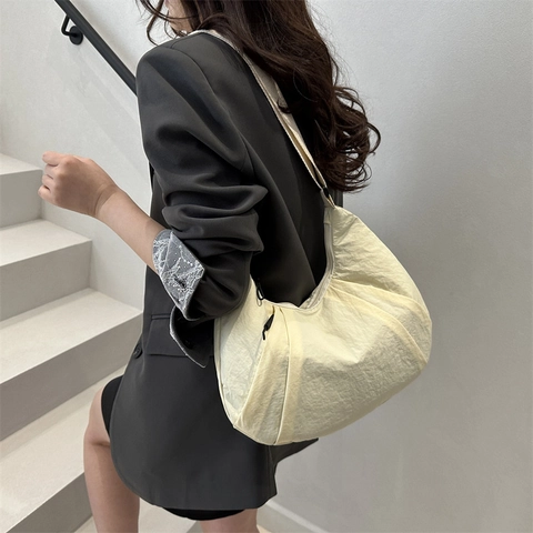 Borsa a Tracolla a Mezzaluna in Nylon Plissettato Minimalista per Donna Grande Capacità Leggera Borsa Hobo Casual Urban Tote