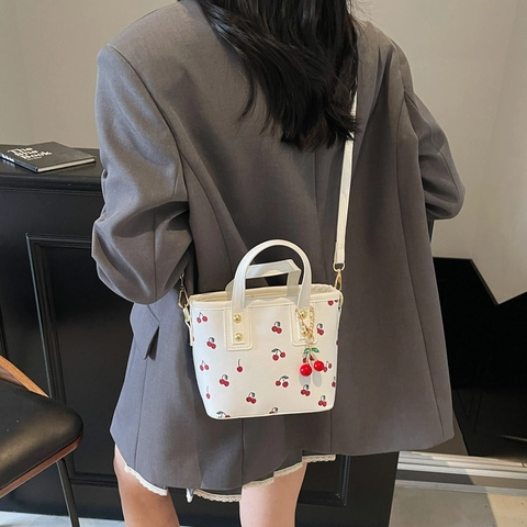 Mode Kirschdruck PU Leder Umhängetasche Für Damen Süße Bucket Bag Mit Hoher Kapazität Und Kirsch Anhänger Pendler Handtasche