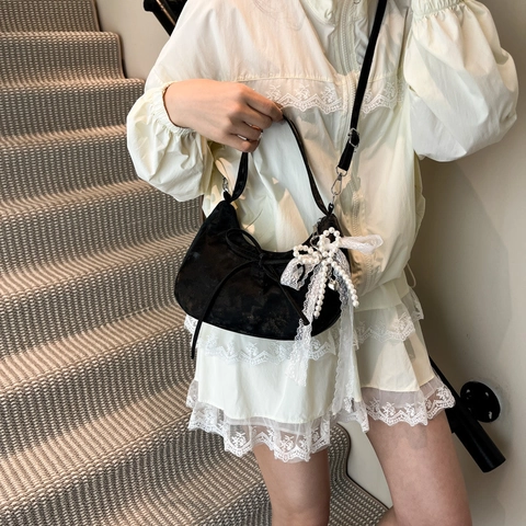 Sac Hobo Vintage avec Nœud Doux pour Femmes en Cuir PU Croissant Sac à Épaule avec Pendentif en Perle Dentelle Sac à Main