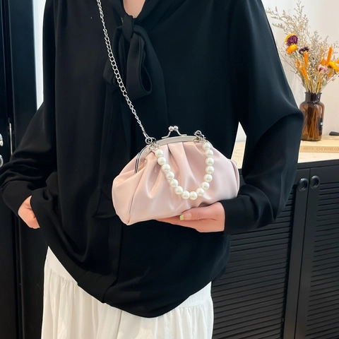 Borsa a Tracolla Nuvola in Nylon Arricciato per Donna Borsa Urbana Minimalista Con Catena di Perle Artificiali e Chiusura in Metallo