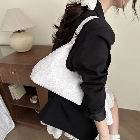 Woven PU Leather Underarm Hobo Bag Large Capacity Vintage Style Shoulder Handbag For Women Daily Fashion Commute